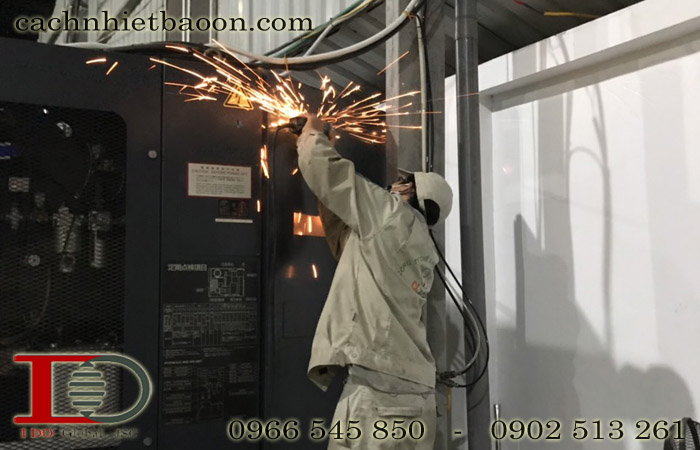 Công nhân lắp đặt điều hòa tủ điện MCA